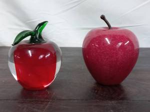 lot 141 image: Glass Apple And Stone Apple Dcor