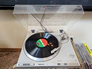 lot 200 image: Pioneer PL-600 Turn Table