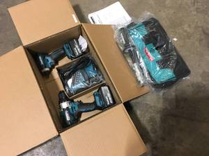 lot 12 image: Makita 18V LXT Lithium-Ion Brushless Cordless Combo Kit 5.0 Ah (2-Piece) Customer Returns See Pictures