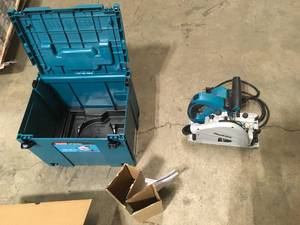 lot 27 image: Makita 12 Amp 6-12 in. Plunge Circular Saw    Customer Returns See Pictures