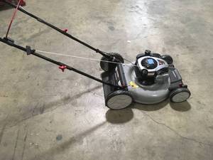 lot 30 image: Murray 21 in. 140 cc Briggs and Stratton Walk Behind Gas Push Lawn Mower with Height Adjustment and with Mulch Bag   Customer Returns See Pictures