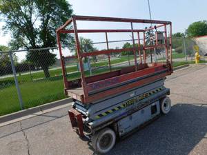 lot 3 image: SkyJack III 3220 Scissor Lift