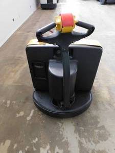 lot 7 image: 2012 Yale MPW080 Electric Pallet Jack