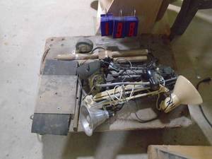 lot 198 image: 4 wheel cart & work lights. As shown.