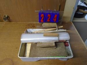 lot 224 image: Box of trowels & floats. As shown.