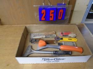 lot 250 image: Flat of scrappersputty knives & razors. As shown.