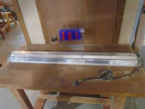 lot 351 image: Diamond plate 4 LED shop light. As shown.
