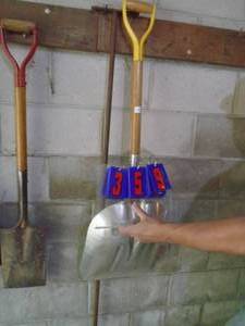lot 359 image: Aluminum grain scoop & ice chisel. As shown.