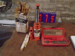 lot 375 image: Craftsman 4 ton floor jack & hand impact with bits. As shown.