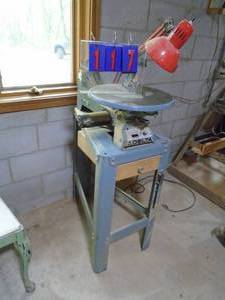 lot 117 image: Delta scroll saw 110 v model 40-601 on stand. As shown.