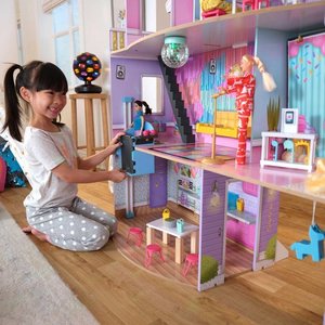 lot 34 image: Ultimate Slumber Party Mansion Dollhouse