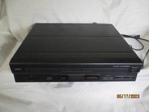 lot 14 image: Stereo Component RCA 5-disc CD chan...