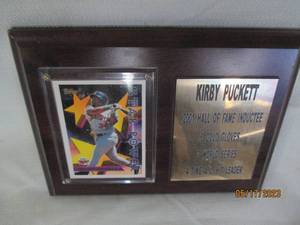 lot 17 image: Topps Kirby Puckett Star Power base...