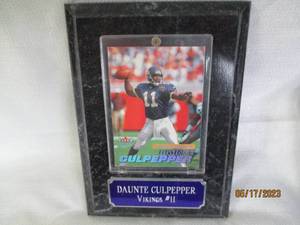 lot 19 image: Framed Fleer Minnesota Vikings #11 ...