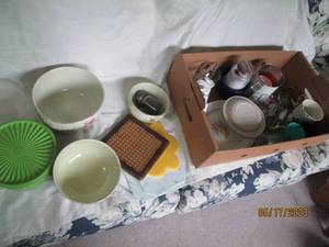 lot 29 image: Kitchen food prep, storage and deco...