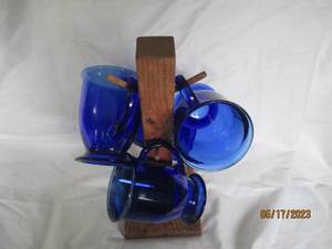 lot 36 image: (4) Cobalt Anchor Glass mugs on woo...
