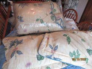 lot 91 image: Leaf and Berry print Bed Comforter ...