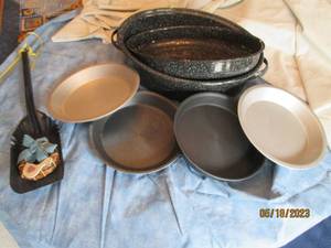 lot 96 image: Enamelware Roaster, metal bakeware ...