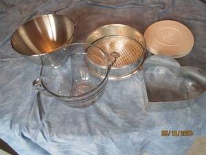 lot 147 image: Pampered Chef And Kitchen Aid glass...