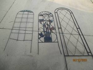 lot 156 image: Decotative Metal lawn and garden tr...