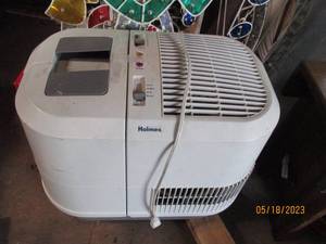 lot 170 image: Holmes 3-speed humidifier with humi...