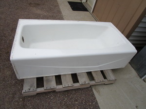 lot 14 image: Cast Iron Bathtub