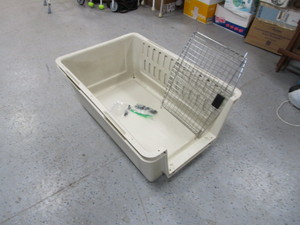 lot 17 image: Medium Pet Kennel
