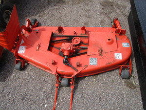 lot 2 image: Kubota G1900 Diesel Utility Tractor wMower, Broom & Sprayer