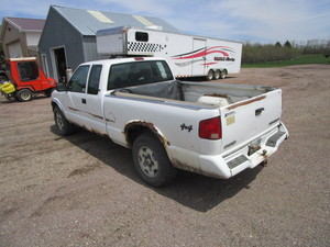 lot 3 image: 1996 S-10 Pickup