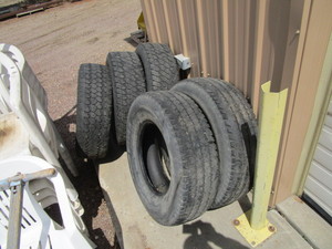 lot 33 image: (5) LT24575R16 Tires