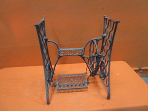 lot 128 image: Vintage Sewing Machine Base