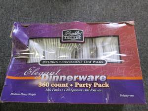 lot 70 image: package of berkeley square dinnerwa...