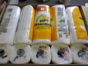 lot 83 image: 20 rolls of bounty paper towels ...