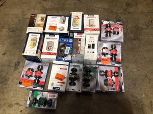 lot 20 image: Lot of Mixed Door Knobs and Handles Various Models and Conditions   Customer Returns See Pictures