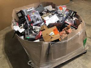 lot 40 image: Gaylord of Door Handles, Locks and Misc  Various Models and Conditions  Customer Returns See Pictures
