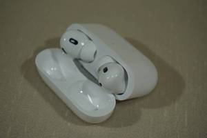lot 4 image: Apple Airpods Pro 2nd Gen with MagSafe Charging Case