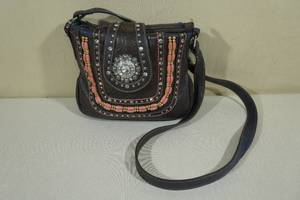 lot 206 image: Mountain West-Conceal and Carry Pistol Purse