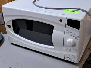 lot 1171 image: Whirlpool Household Microwave Oven MT3185SHQ-0