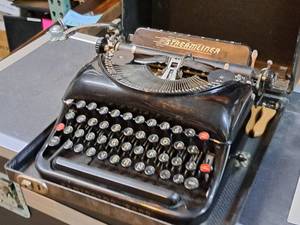 lot 257 image: Vintage Remington-Rand Streamliner Manual Typewriter with Carry Case