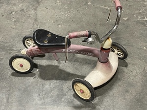 lot 70 image: Vintage Radio Flyer 4 Wheel Scooter