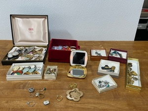 lot 9 image: Large Assortment of Jewelry and Box