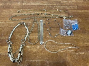 lot 13 image: Assorted Jewelry