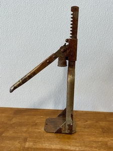 lot 83 image: Bottle Topper