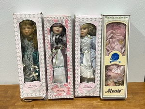 lot 77 image: Collectible Dolls