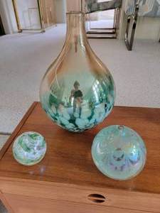 lot 56 image: Speckled Vase & Lanterns