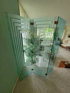 lot 1 image: Magnificent Henredon Etched Tempered Glass 3 Panel Screen Room Divider