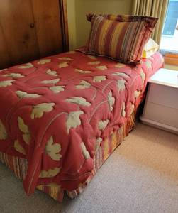 lot 80 image: Custom Cinnamon & Mustard Floral Quilted Bedspread Suite