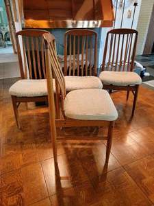 lot 8 image: Benny Linden Design MCM Teak Dining Chairs  set of 4
