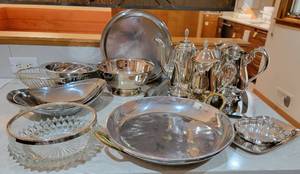 lot 74 image: Silverplate Hostess Entertaining Serving Pieces