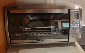 lot 118 image: Black and Decker Convection Toaster Oven - 12